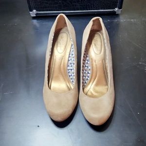 Dexflex tan faux suede wedge heels - sz 7